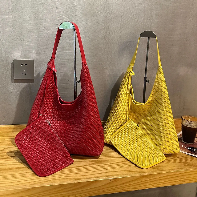258.99 The styles in the store are the same - fashionable hand-woven leather bags.